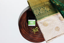 Load image into Gallery viewer, Aunty Vibes - Soy Candle (Jasmine &amp; Cardamom)